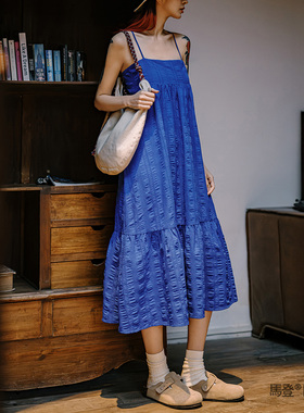 马登蓝色褶皱泡泡纱吊带连衣裙波西米亚长款大摆A字裙子沙滩夏女