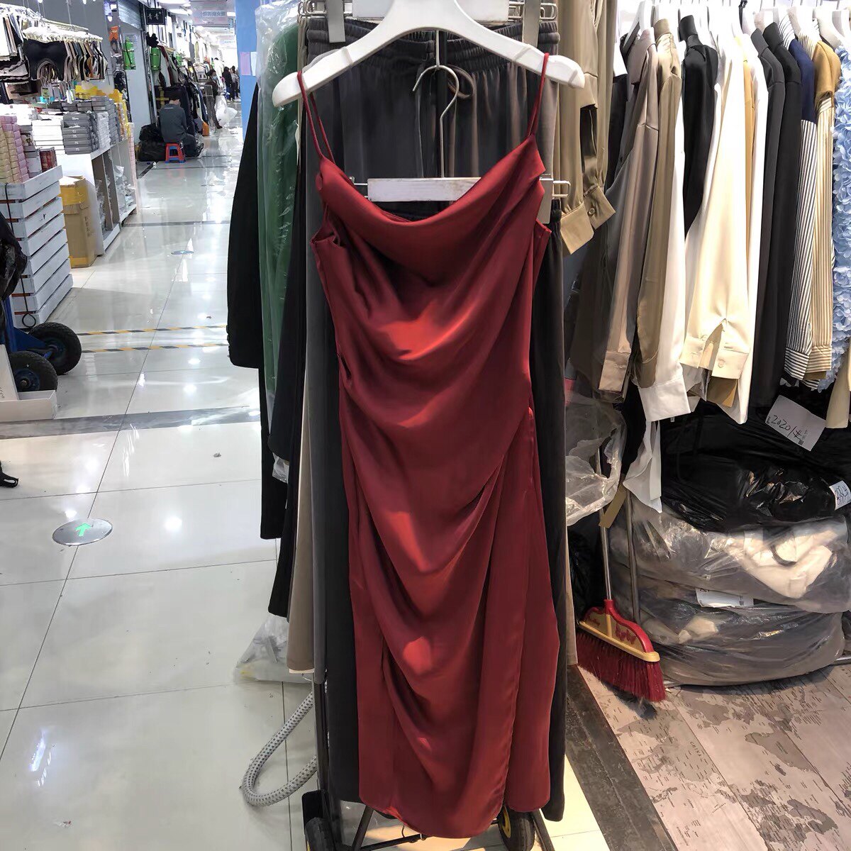 复古港风红色吊带连衣裙子女2022年春夏新款修身显瘦气质过膝长裙