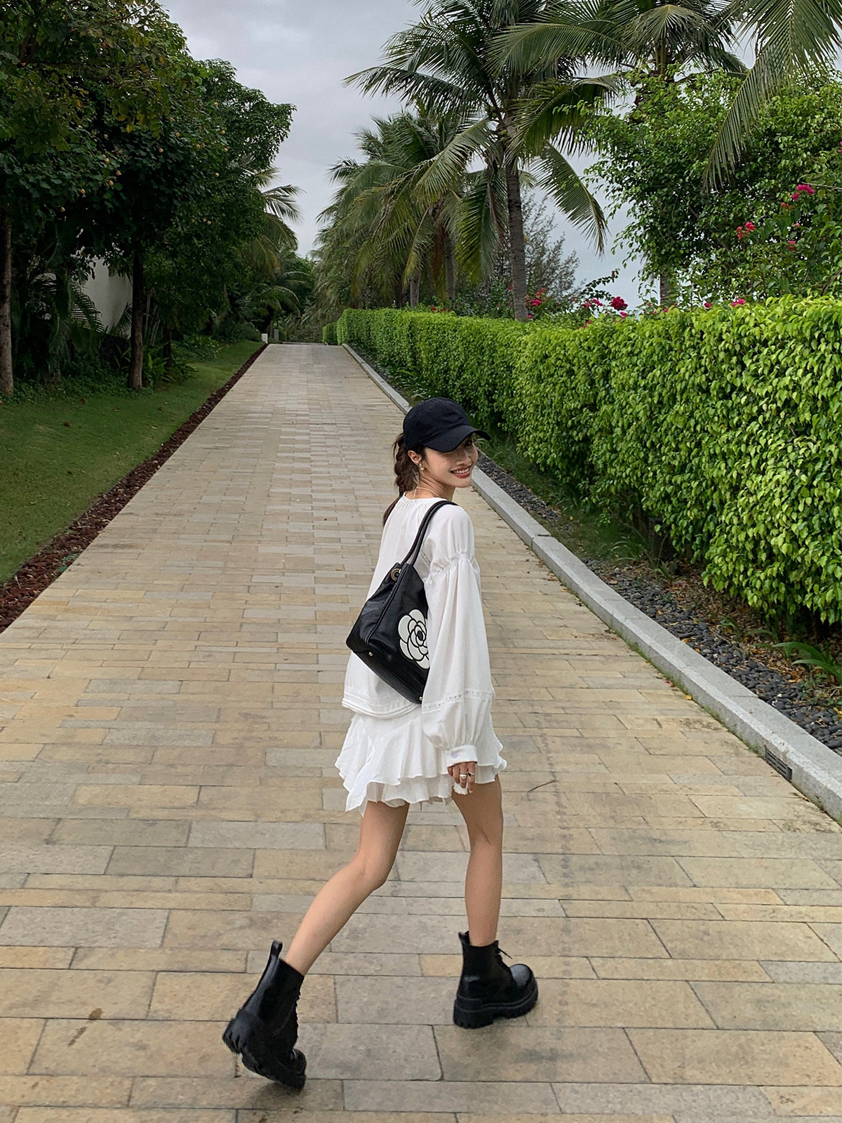 왼쪽 여성 패션 투피스 세트 2024 여름 신작 프렌치 셔츠 탑 + 푹신한 반바지와 치마바지 세트