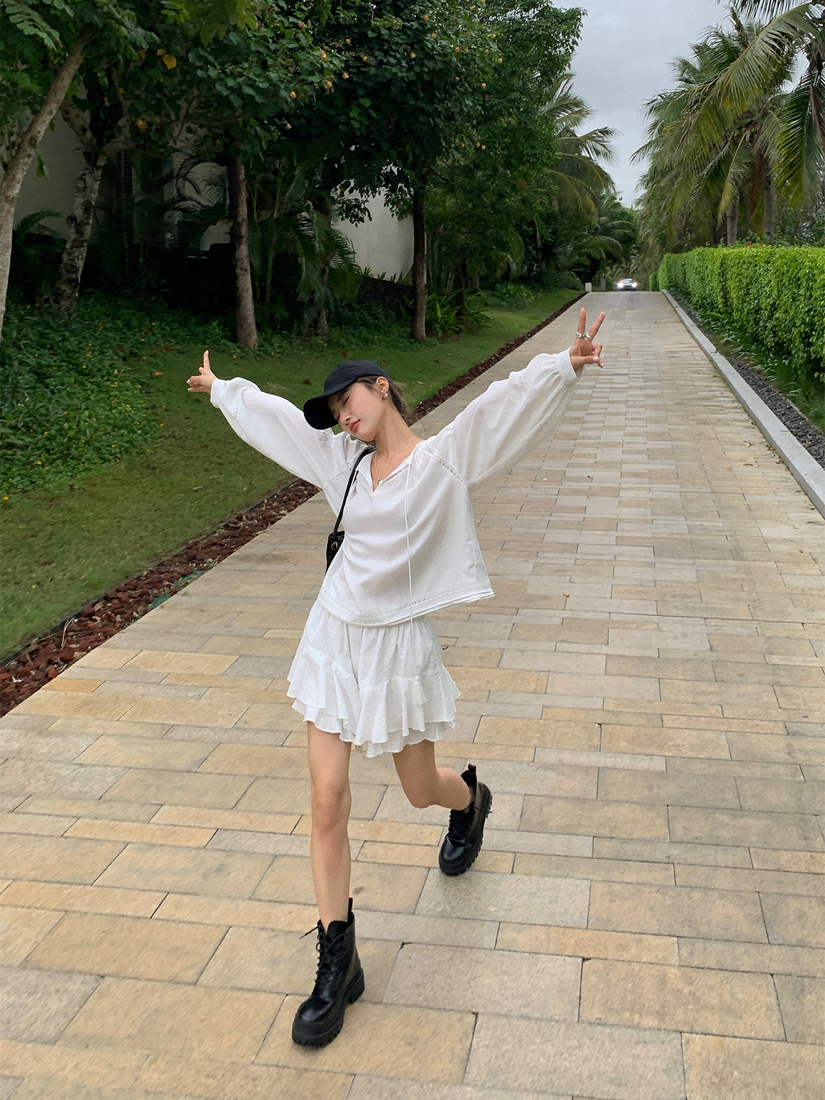 왼쪽 여성 패션 투피스 세트 2024 여름 신작 프렌치 셔츠 탑 + 푹신한 반바지와 치마바지 세트