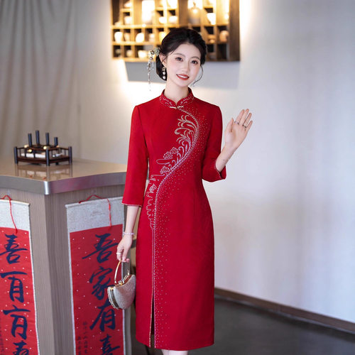 新中式烫钻七分袖酒红色旗袍礼服