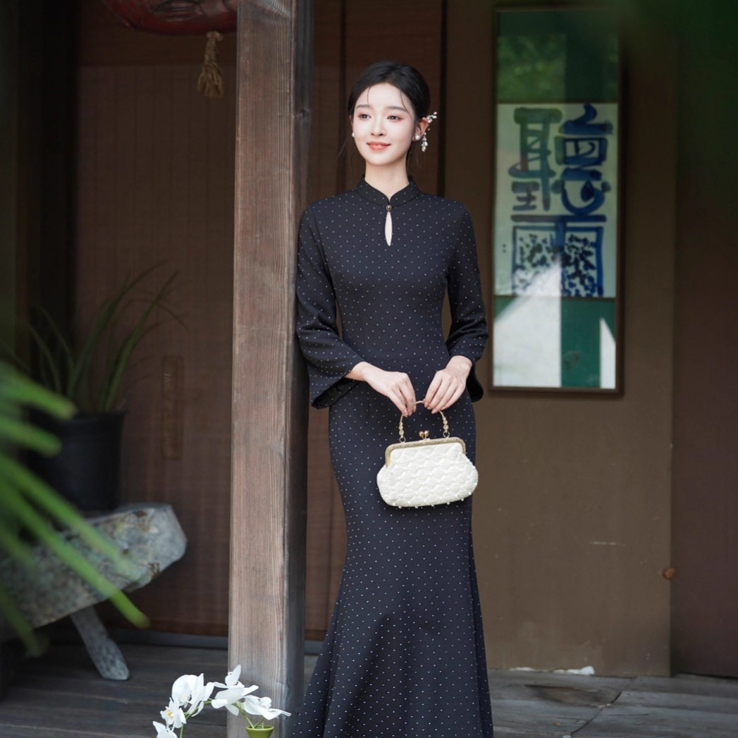 新中式黑色烫钻鱼尾长款旗袍礼服
