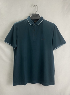 玛lu男装品牌，黛蓝色短袖Polo衫，翻领设计配白色条纹，简约大气