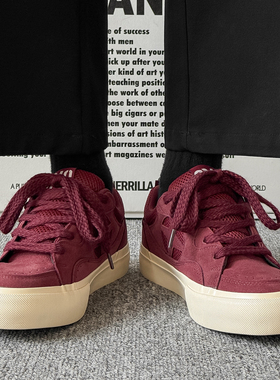 男鞋子爆款2025新款男款酒红色板鞋小众高颜值复古休闲鞋百搭潮鞋