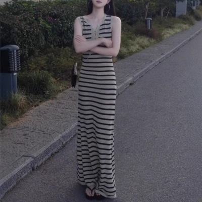 今年流行的漂亮裙子女夏巨好看小众海边度假风长款法式条纹连衣裙
