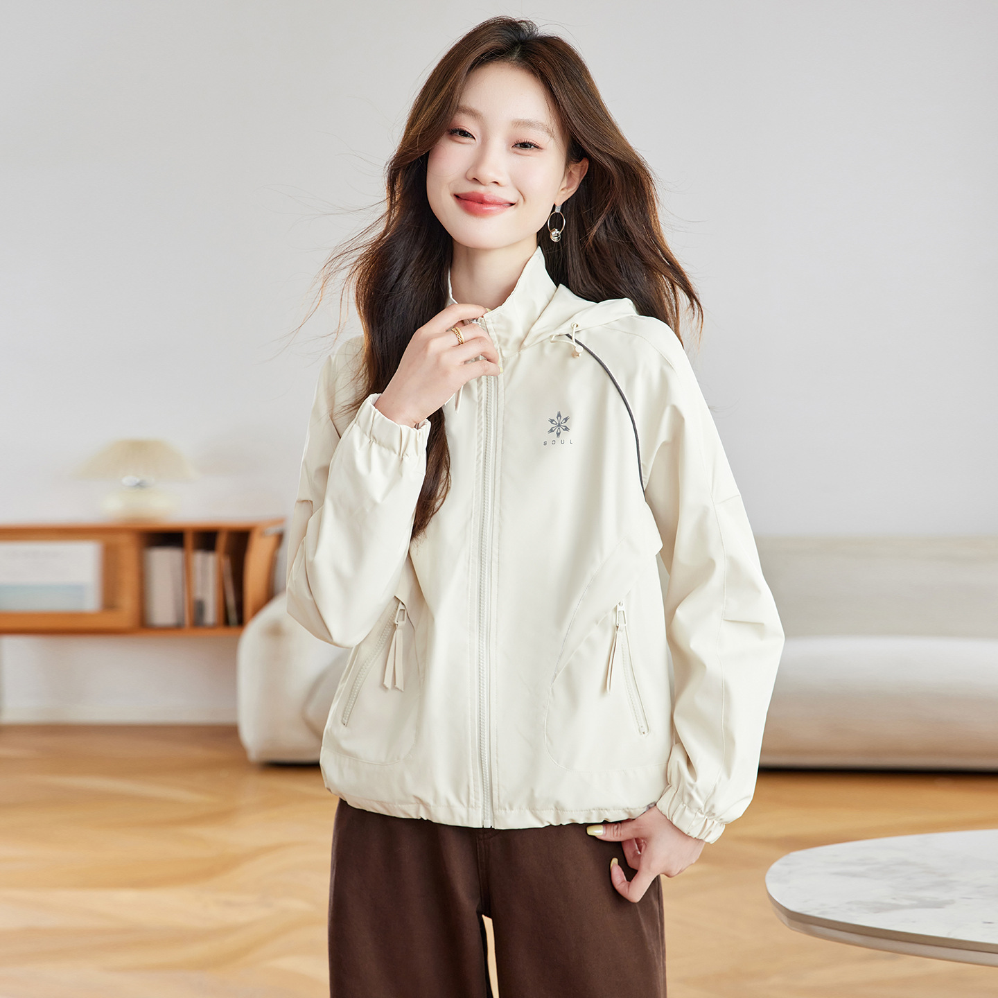 中性风时尚休闲短款风衣女2025秋新款长袖连帽百搭宽松小个子夹克