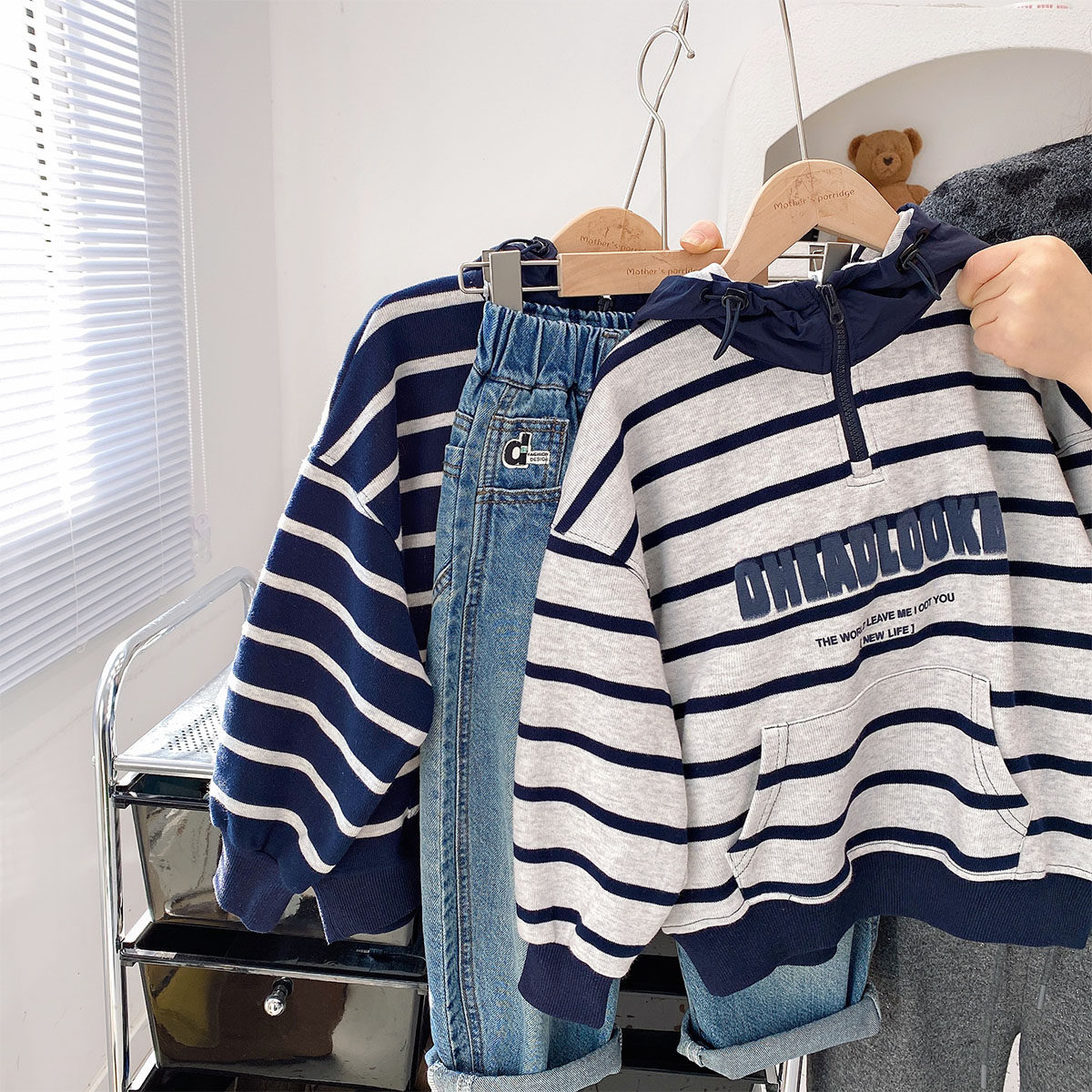 2026年春款童装儿童拼接连帽卫衣男童百搭条纹拼接上衣中大童帽衫