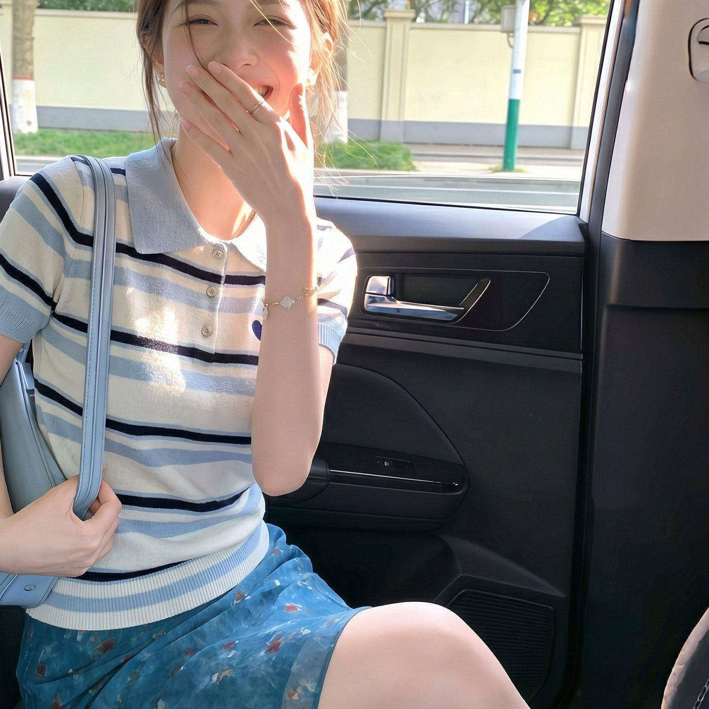 蓝白撞色条纹爱心针织翻