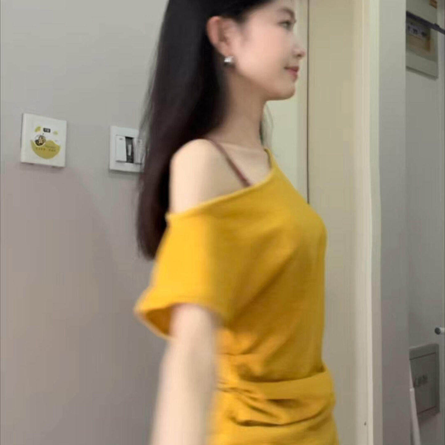 韩系气质斜肩黄色短袖t恤女夏季设计感小众露肩性感辣妹掐腰上衣