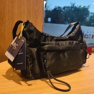 高级感高质量超飒 保真 骨折价超轻牢固单肩斜挎背包通勤 正品