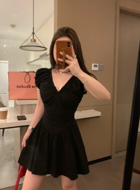 VASSE 甜茶裙 纸片人显瘦V领泡泡袖设计感褶皱辣妹短款法式连衣裙