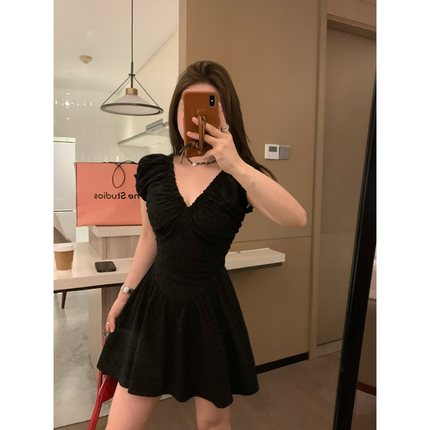 VASSE 甜茶裙 纸片人显瘦V领泡泡袖设计感褶皱辣妹短款法式连衣裙