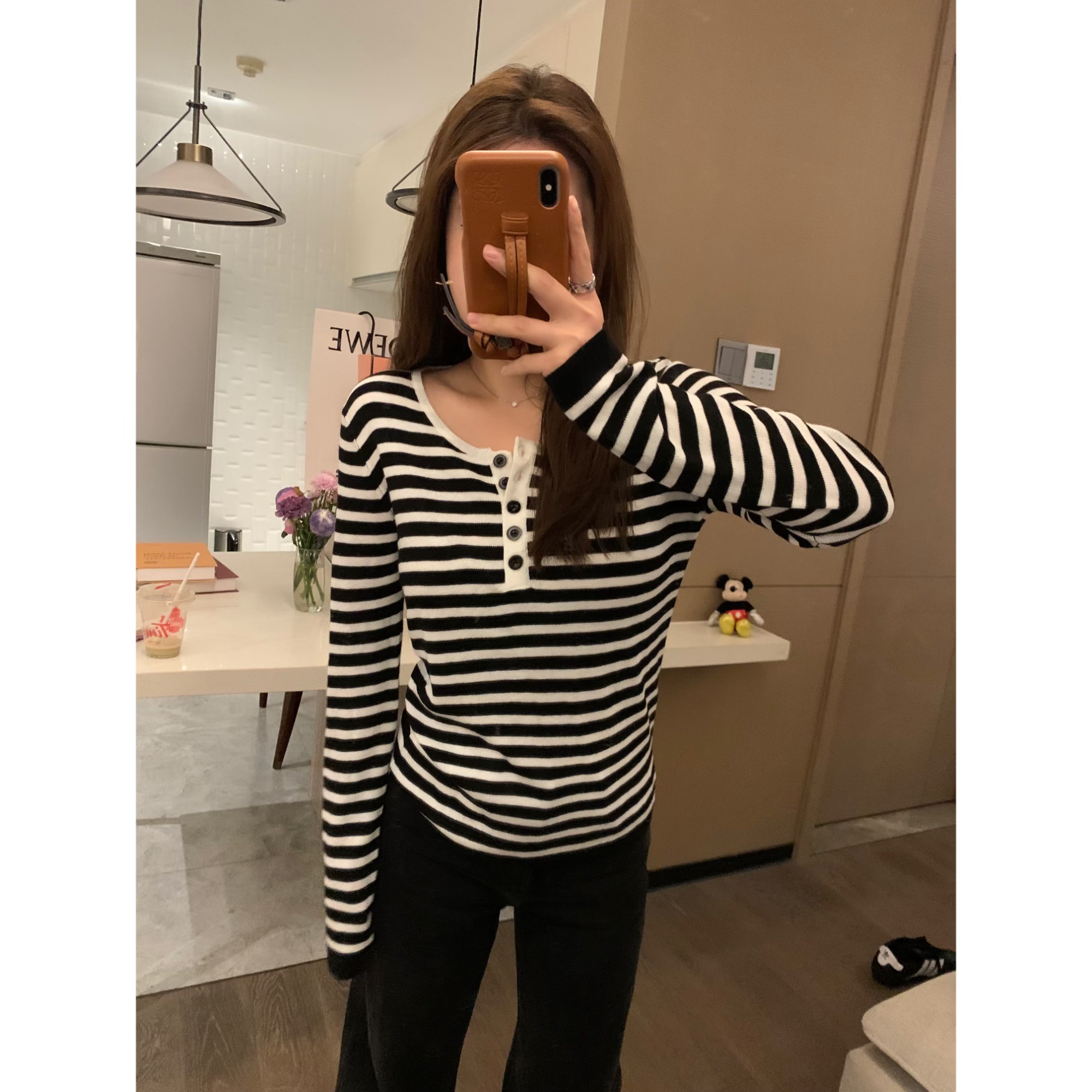 经典黑白条纹圆领纽扣套头针织