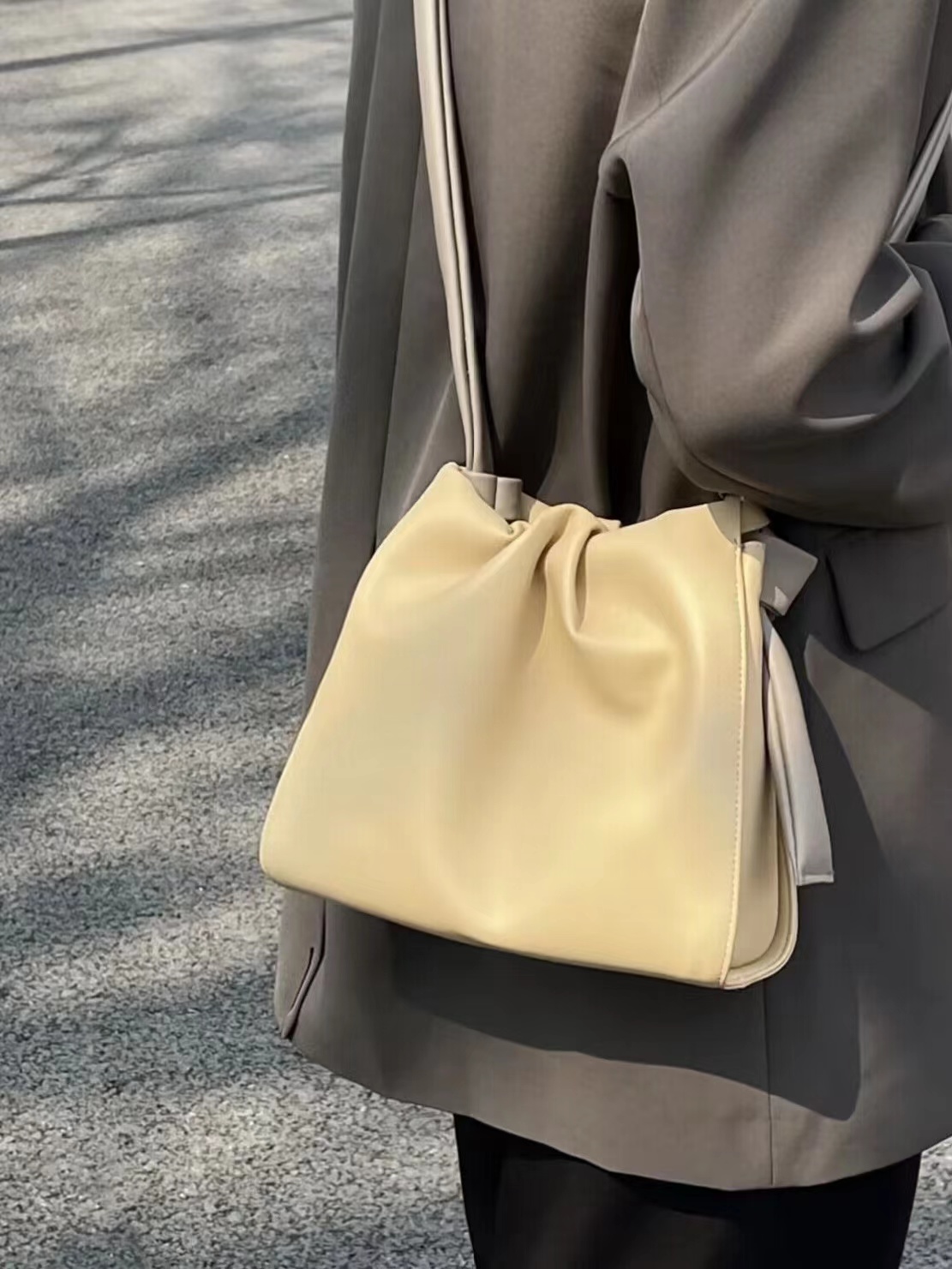 时尚撞色单肩斜挎云朵包水桶包女