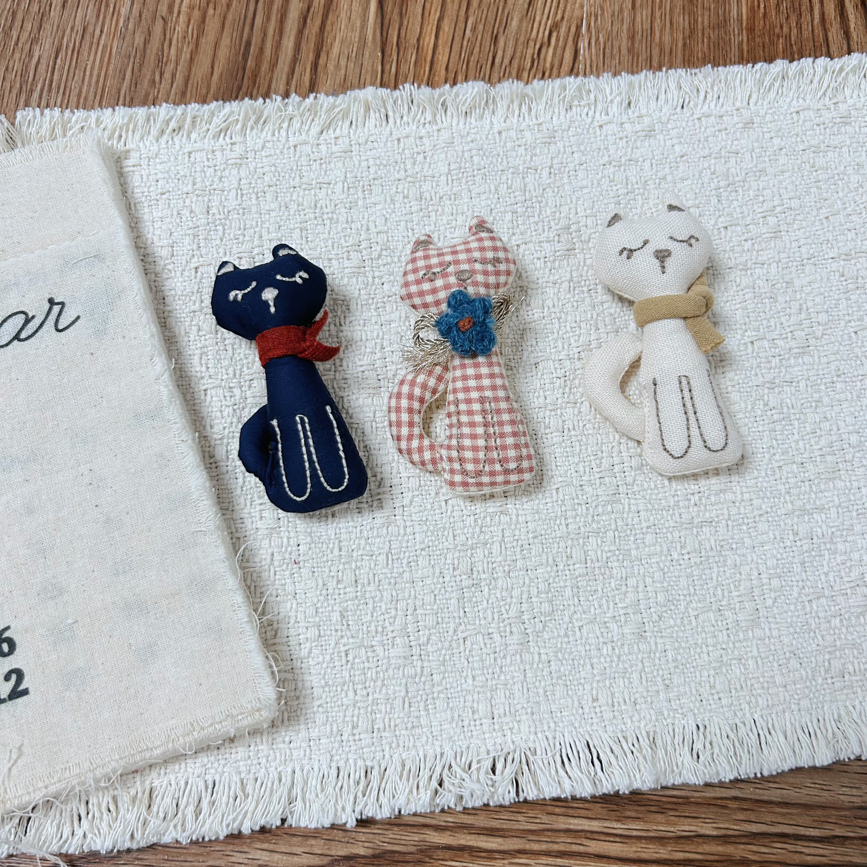 手工布艺小猫胸针 复古棉麻手作玩偶别针 包包衣服装饰小配饰图片