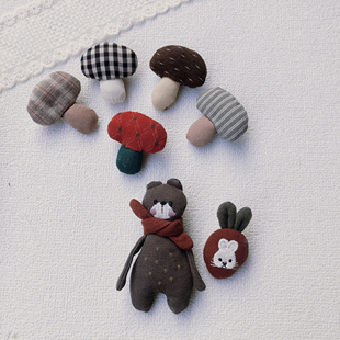 手工制作红色复古格纹布艺蘑菇小熊胡萝卜diy发饰服装包包胸针