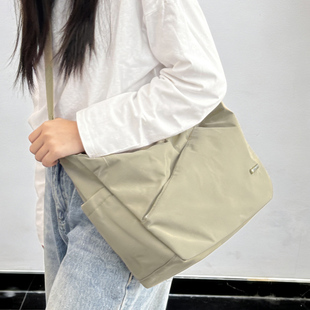 小众新款 百搭女士单肩斜挎背包大容量休闲简约多隔层防水健身 时尚