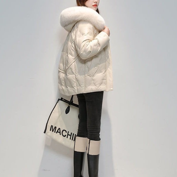 2025年新款海宁小个子绵羊皮白色真皮羽绒服时尚皮衣外套女短款潮