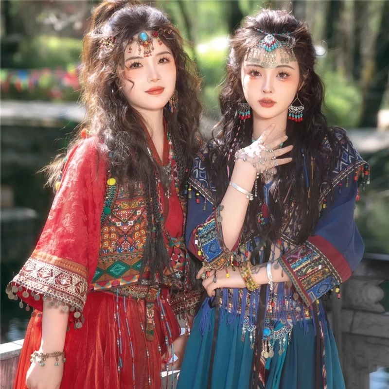 三月三民族服飾表演服少女