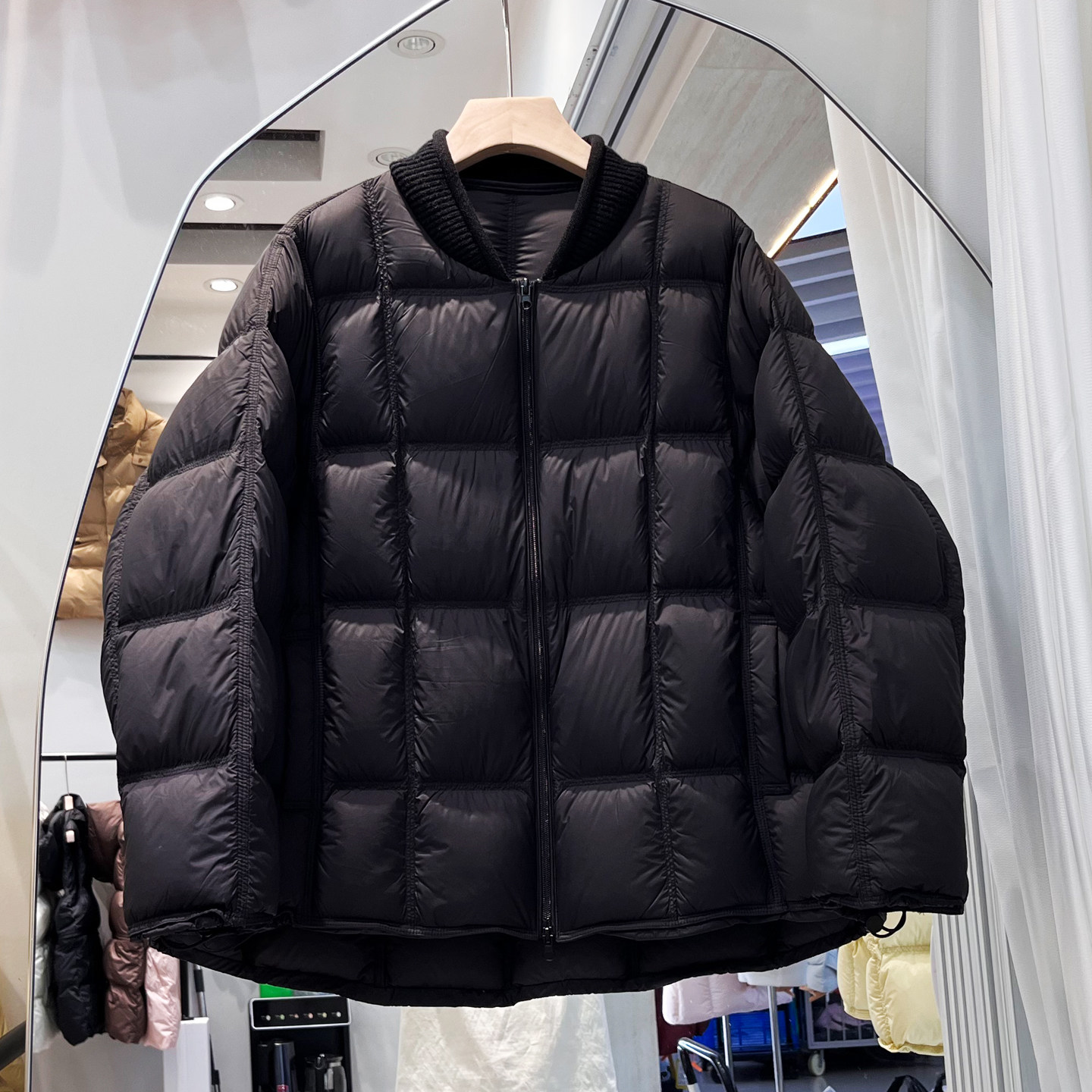 90白鸭绒云感泡芙棒球领羽绒服