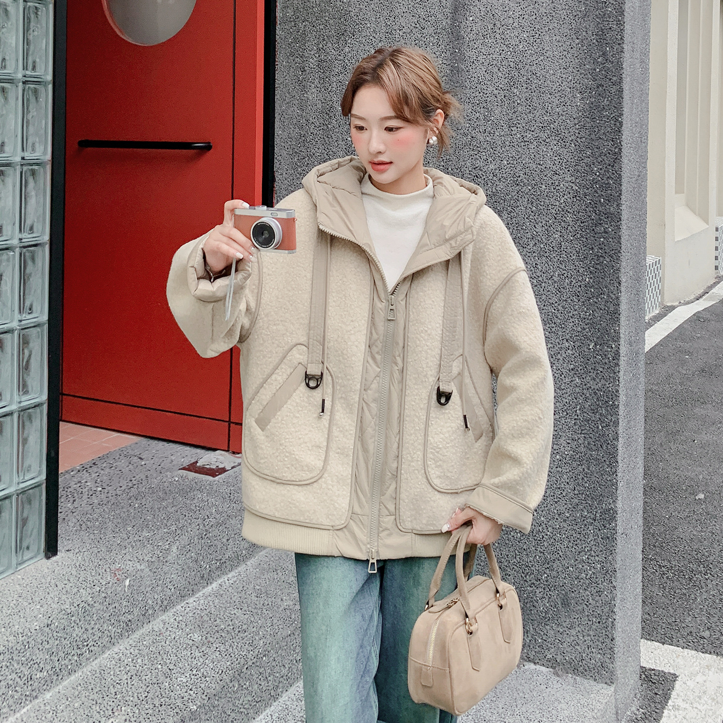 今年流行特惠实拍米色复古连帽羊羔毛拼接外套2025新款韩版加厚