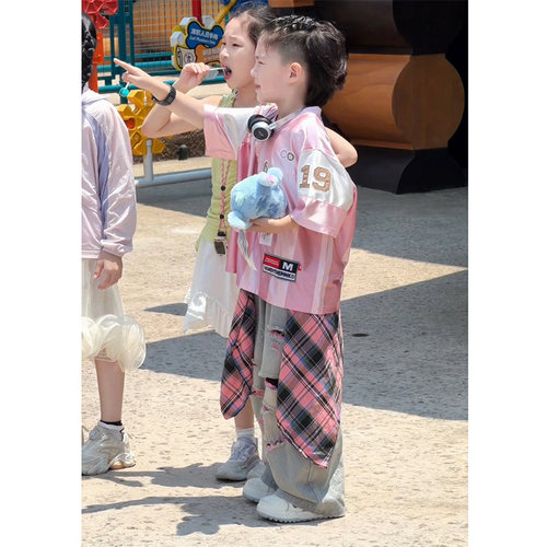 Jimmy妈潮童【私服穿搭】夏季·鹿晗同款缎面粉色V领短袖球衣