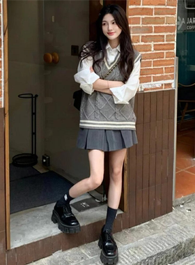 胖MM200斤特大码秋纯色v领针织马甲女小个子衬衫百褶裙套装学院风