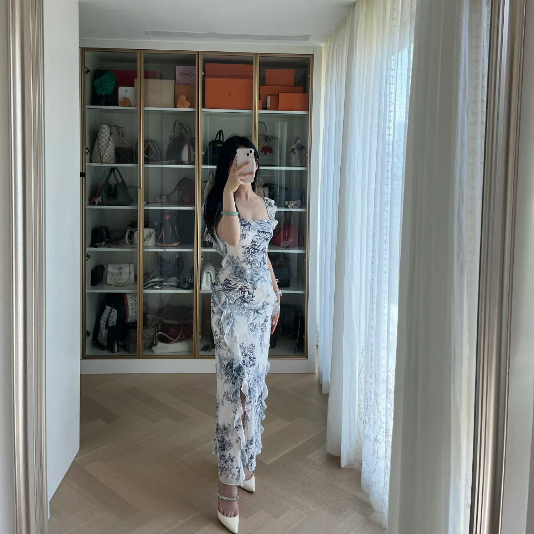 法式荷叶边方领碎花青花瓷吊带连衣裙女夏收腰长裙