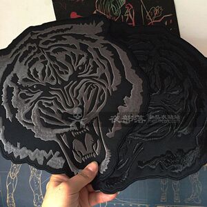 灰色老虎绣花布贴牛仔皮衣后背