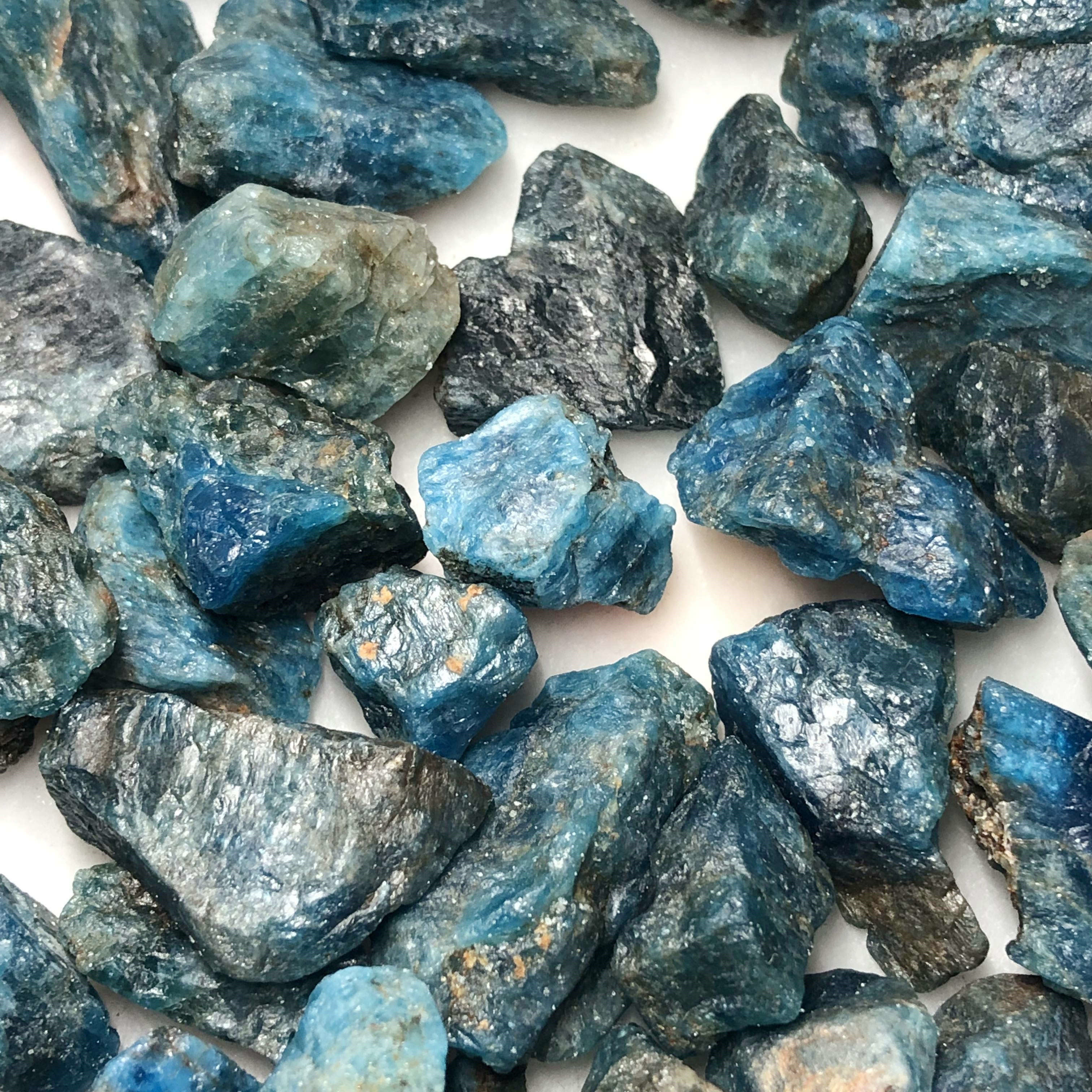 散货磷灰石天然矿物晶体标本盒子猫矿石能量石矿晶石地质标本科普