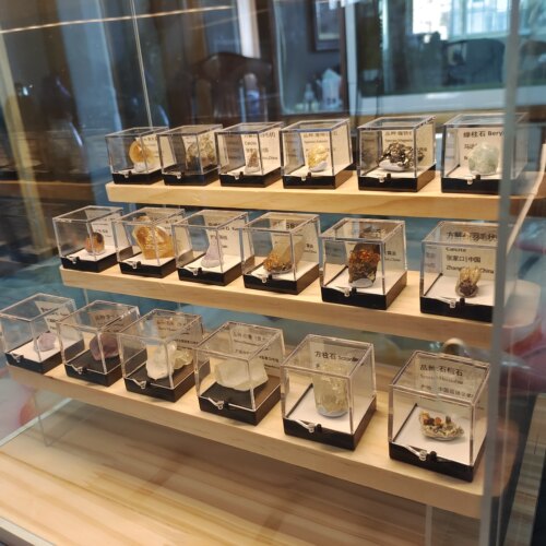 猫矿物晶体展示盒盲盒架子收纳手办娃娃乐高模型透明防尘柜亚克力