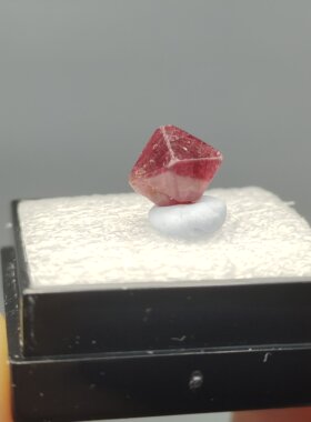 尖晶石原石八面体绝地武士宝石能量石天然矿物晶体标本礼物