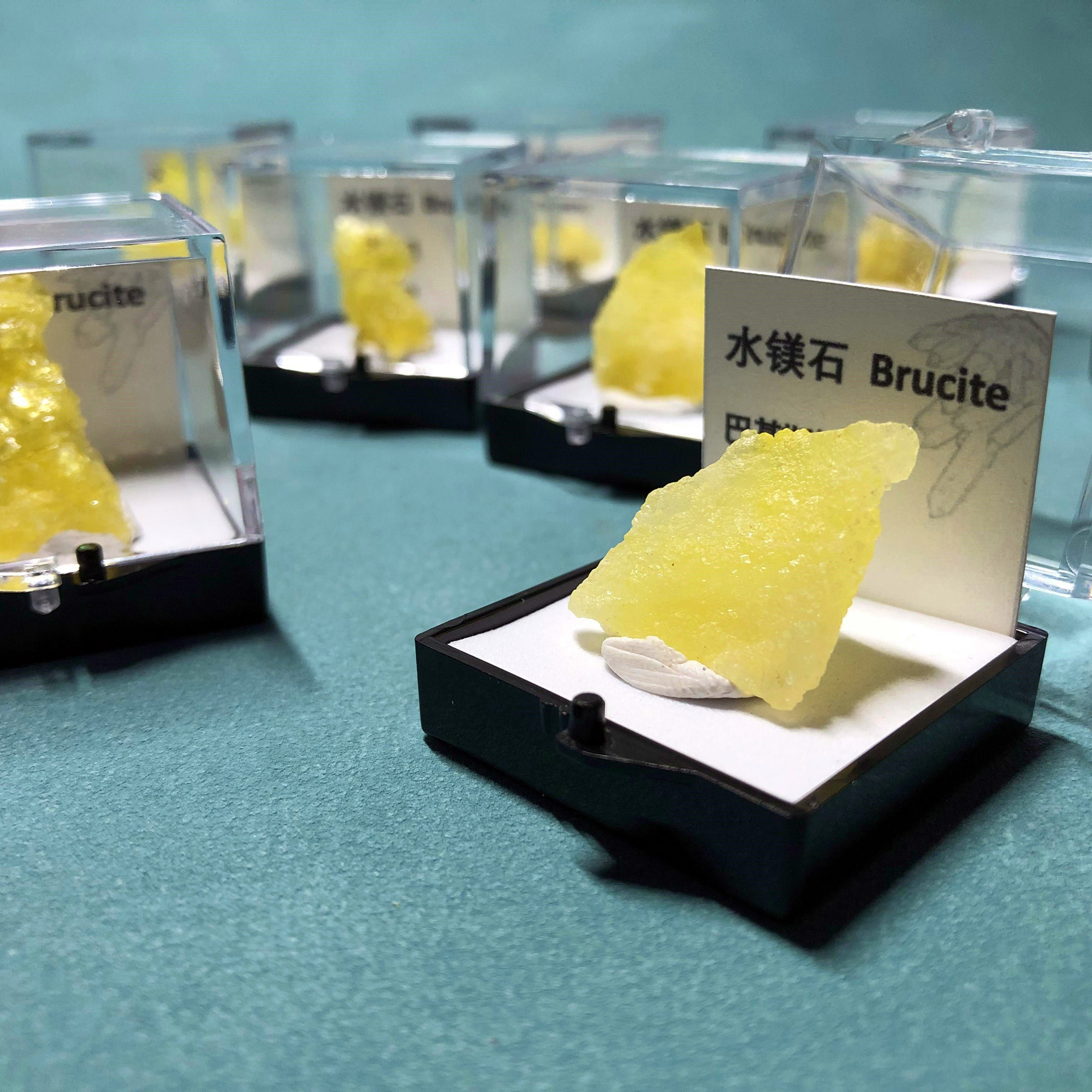 水镁石原石天然矿物晶体标本盒子猫矿石能量石晶宝石地质科普教学