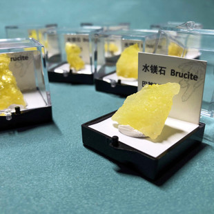 水镁石原石天然矿物晶体标本盒子猫矿石能量石晶宝石地质科普教学