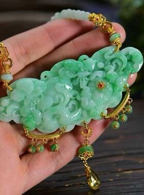 俏色辣绿A货翡翠雕刻蝶恋花吊坠  翠绿靓丽 糯底细腻 雕工立体