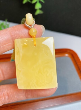 天然蜜蜡方牌吊坠毛衣链，形美质优，蜡实油润无杂