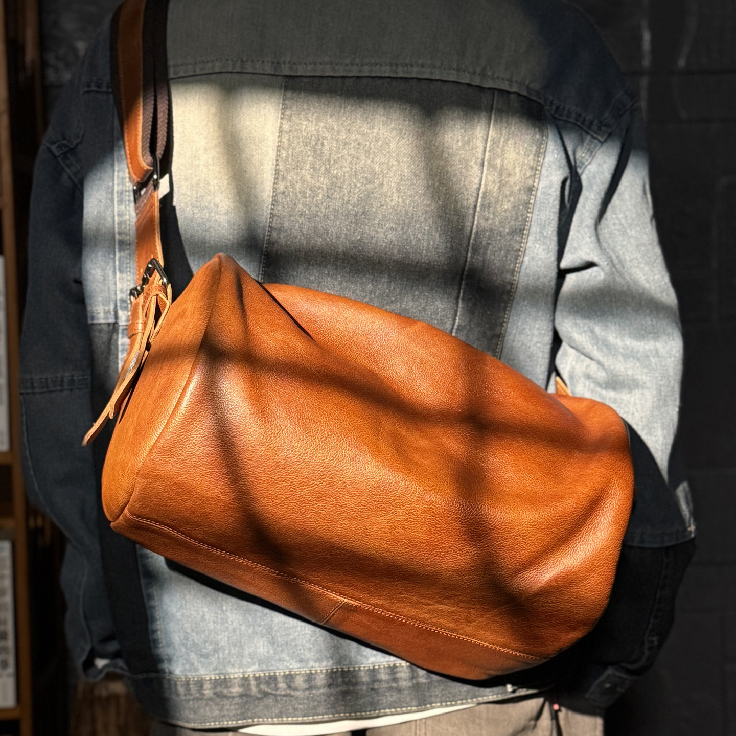 慢时光复古风头层牛皮单肩包男真皮健身包枕头包休闲商务旅行包潮