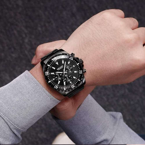 多功能表盘搭配立体表壳的手表