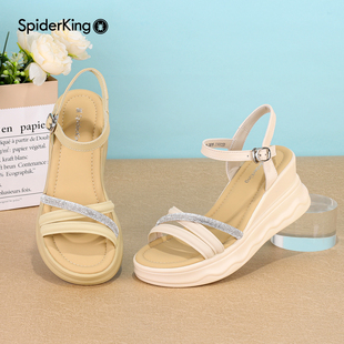 蜘蛛王凉鞋女2026夏季新款配裙子法式一字带水钻轻便坡跟沙滩鞋