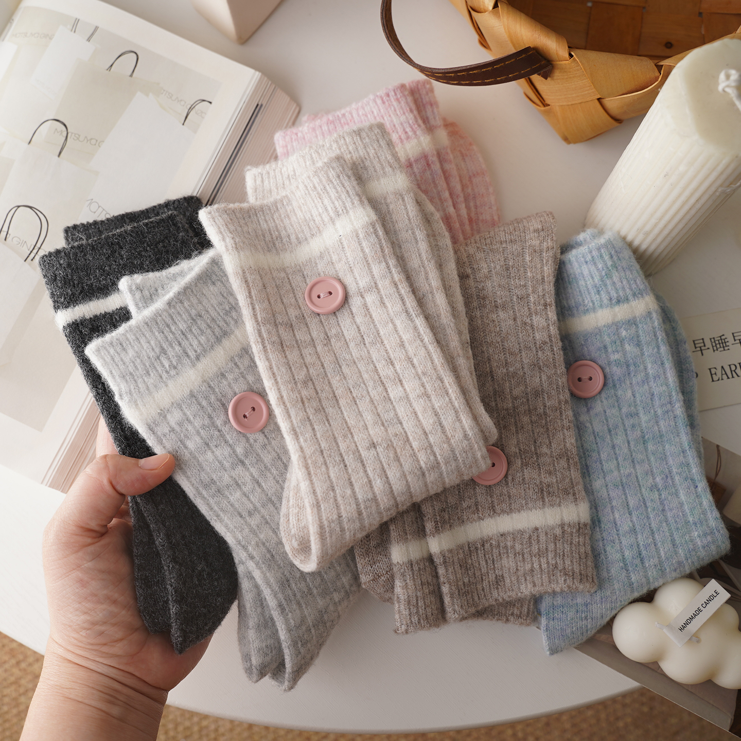 甜美温柔粉纽扣款复古含羊毛厚袜