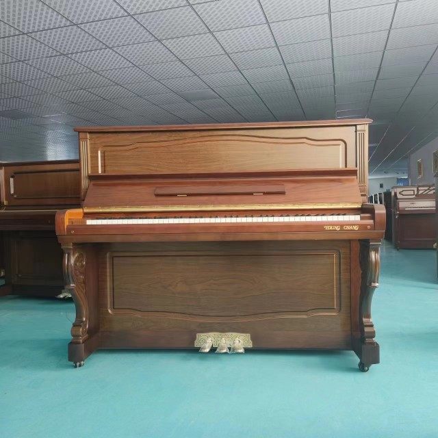 英昌121钢琴 内外如新 音色通透 简单大方 木纹清晰可见 红木榔头