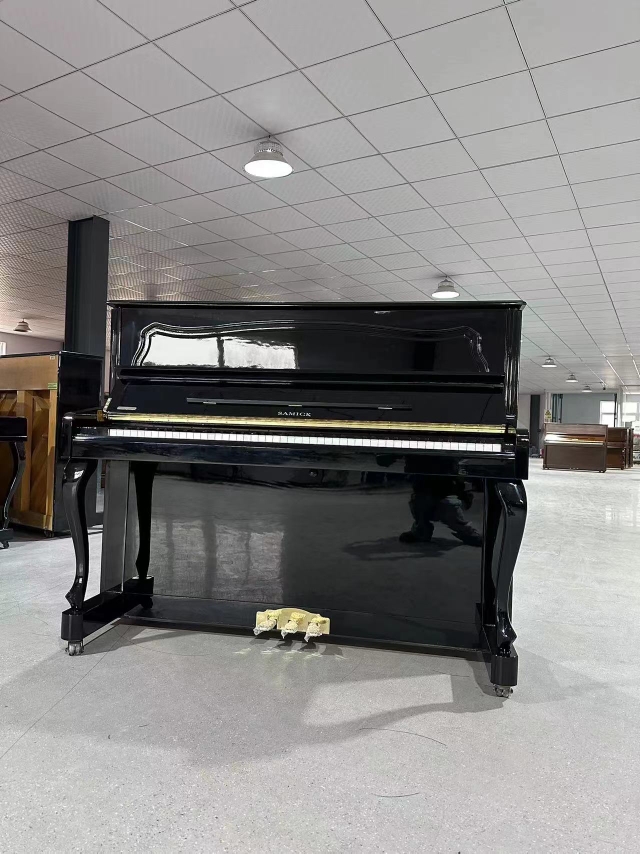 三益钢琴OS647D专门出口欧洲系列2008年现代三益圆形LOGO内置缓降