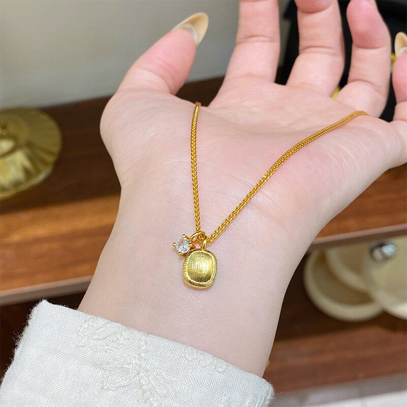 轻奢金色拉丝小方糖吊坠钛钢项链女气质高级感小众不掉色锁骨链