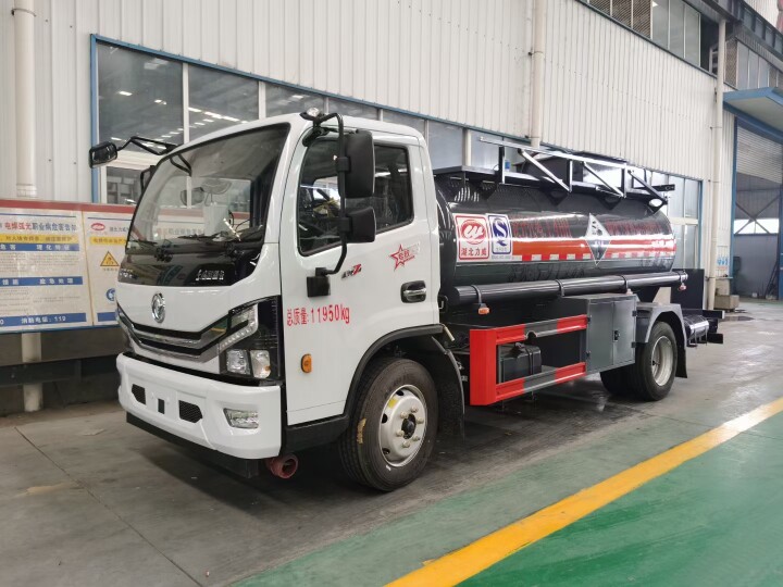 东风5吨腐蚀品槽罐车 出口危险品八类硫酸溶液运输车 8类衬塑罐车