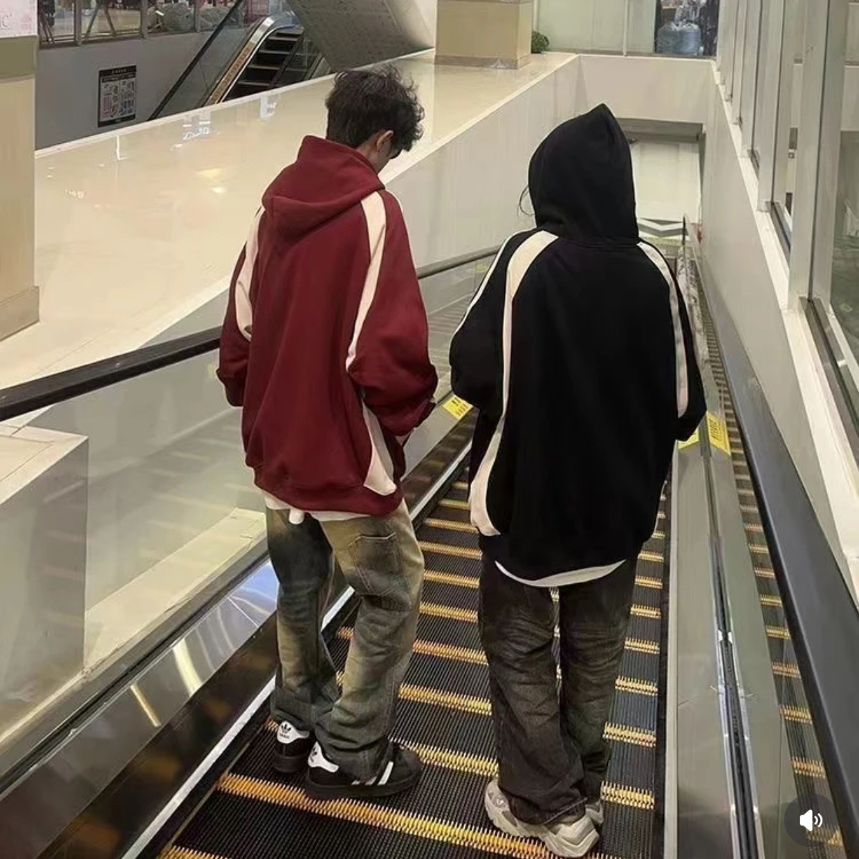 入选撞色运动风卫衣热销榜