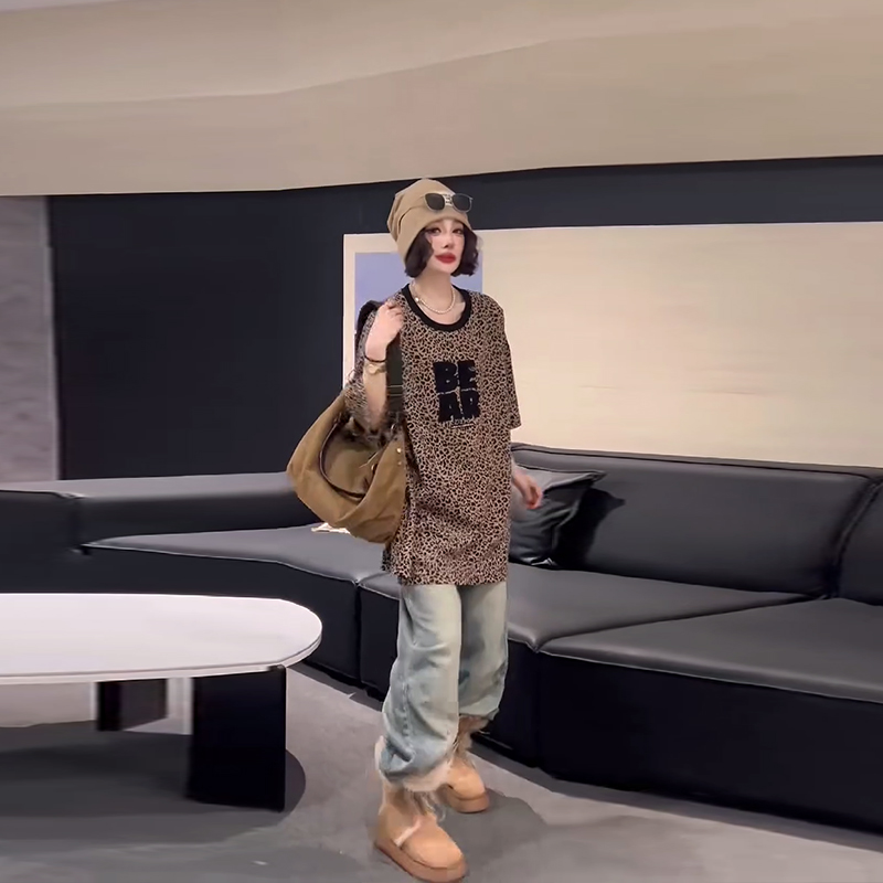 胖妹妹拼色字母圆领豹纹上衣