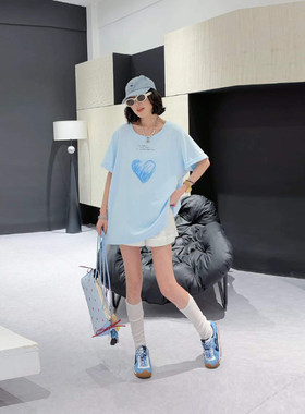 胖妹妹彩色爱心图案短袖T恤衫