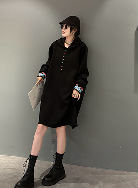 大码女装连帽彩色扣子连衣裙胖妹妹黑色显瘦中长款宽松休闲卫衣裙