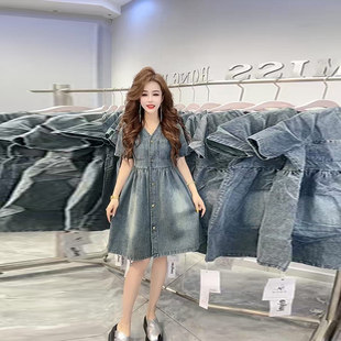 胖MM加肥V领短袖收腰牛仔裙大码女装夏季款洋气欧货设计感连衣裙