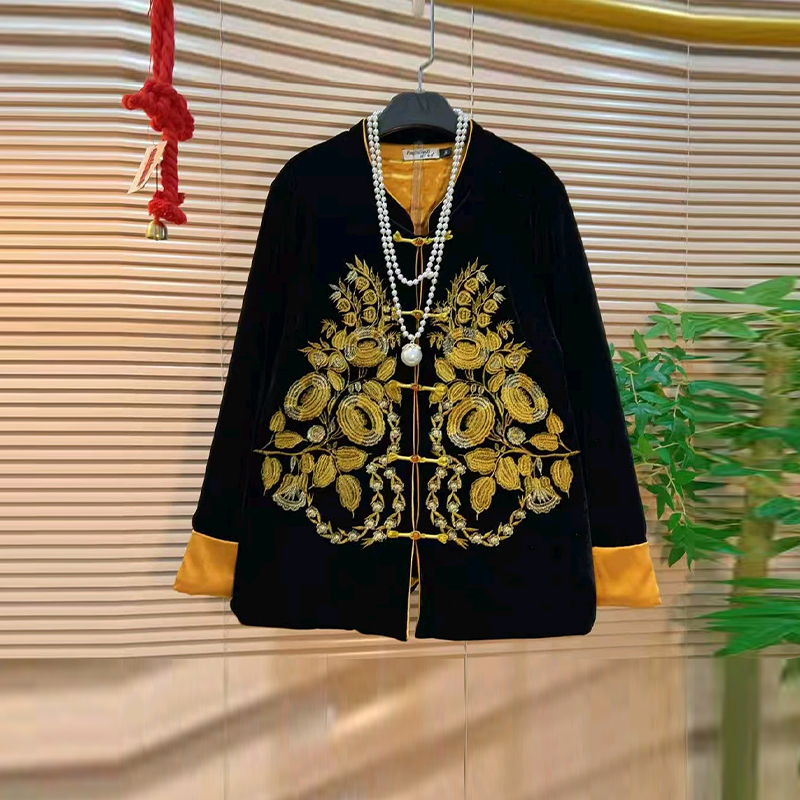 拼色袖口刺绣图案盘扣棉服